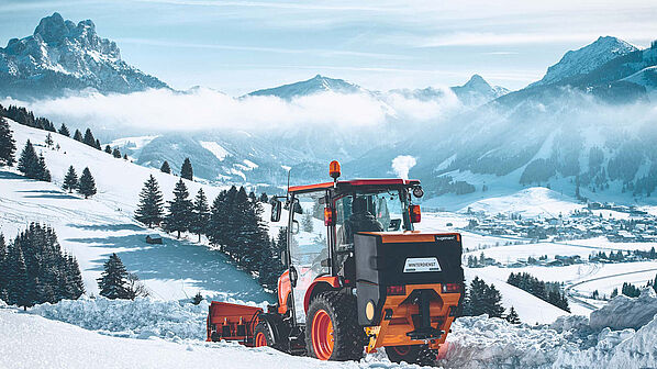 Kommunaltechnik Traktor im Winterdienst