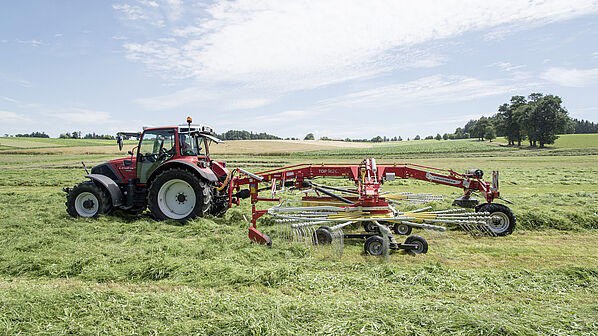 Grünlandtechnik: Kreiselschwader auf dem Feld