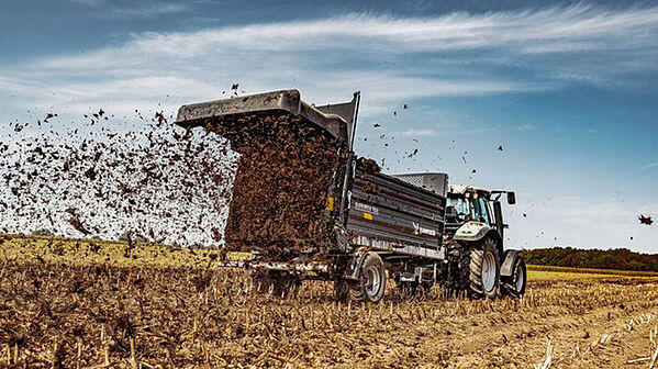 Grünlandtechnik: Mistzetter auf dem Feld